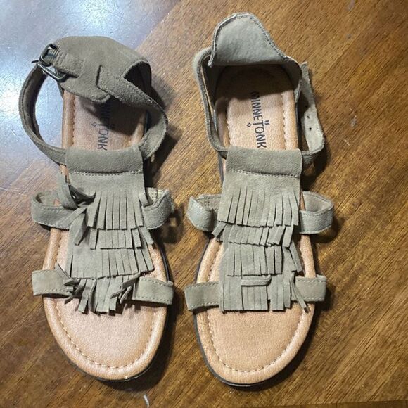 Minnetonka fringe flat taupe size 7 suede leather sandals - Picture 1 of 8